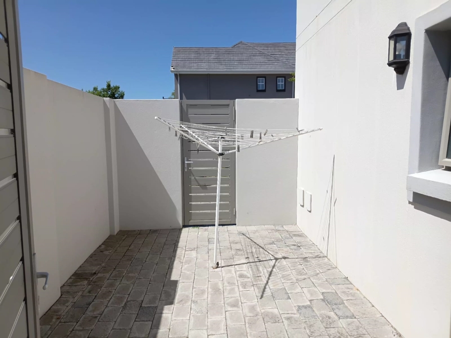 To Let 1 Bedroom Property for Rent in Kraaibosch Western Cape